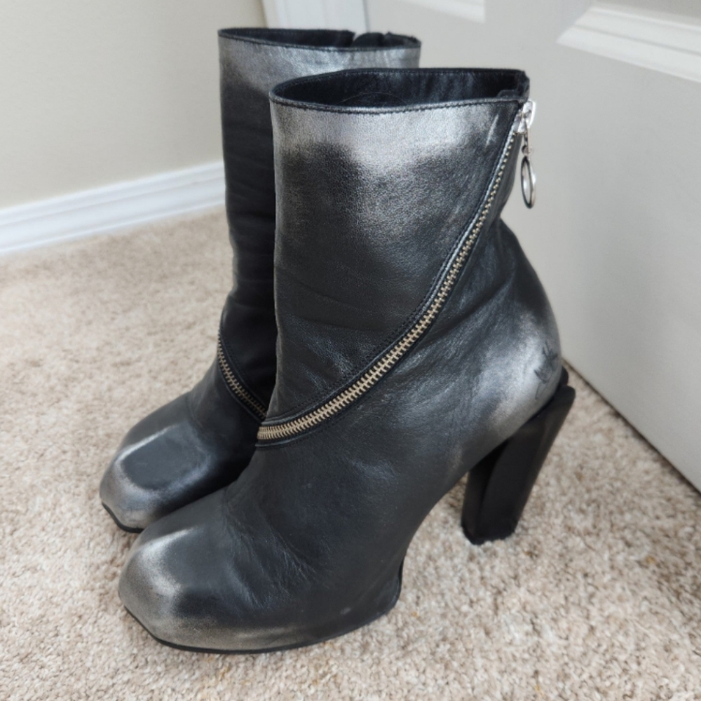 Shaguar Dorritie spiral zip ankle boot by John Fluevog - Picture 3 of 11
